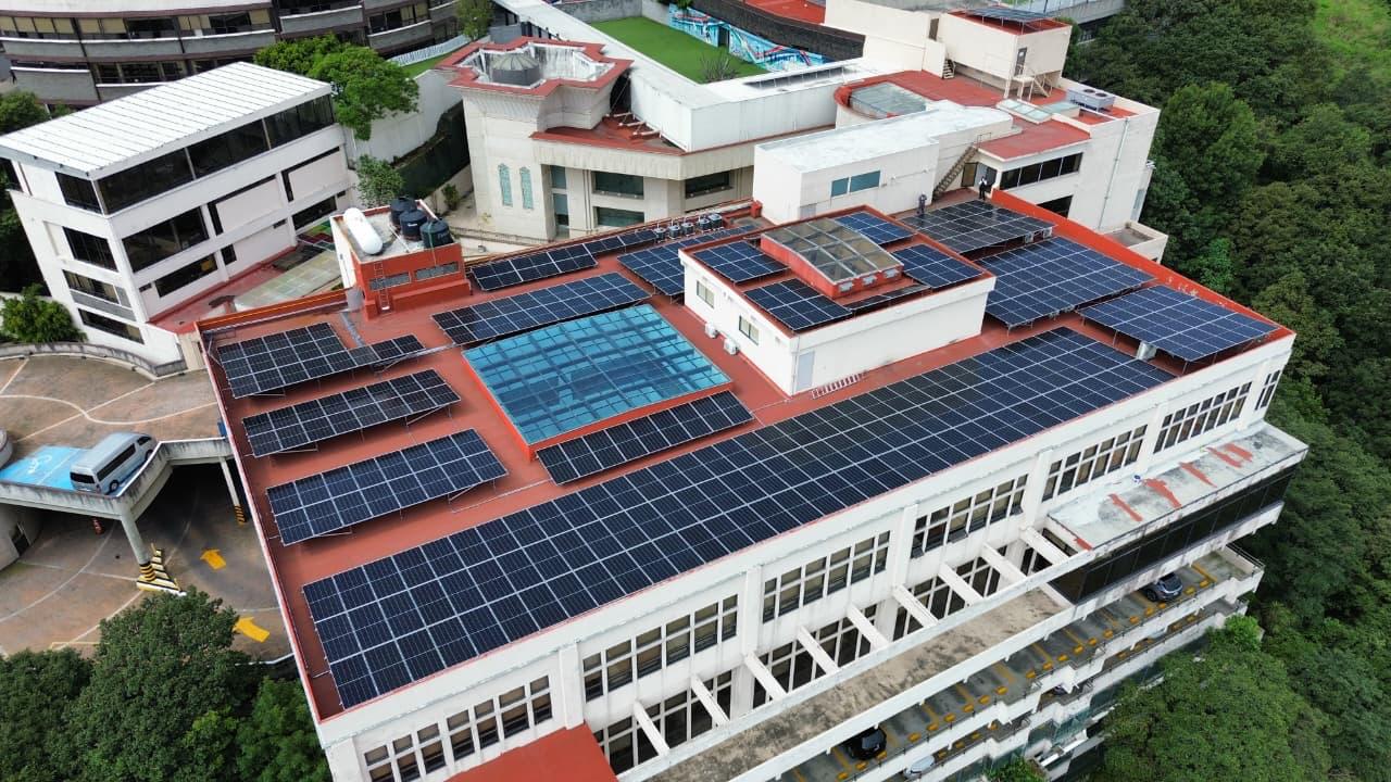 Paneles solares sobre inmueble comercial