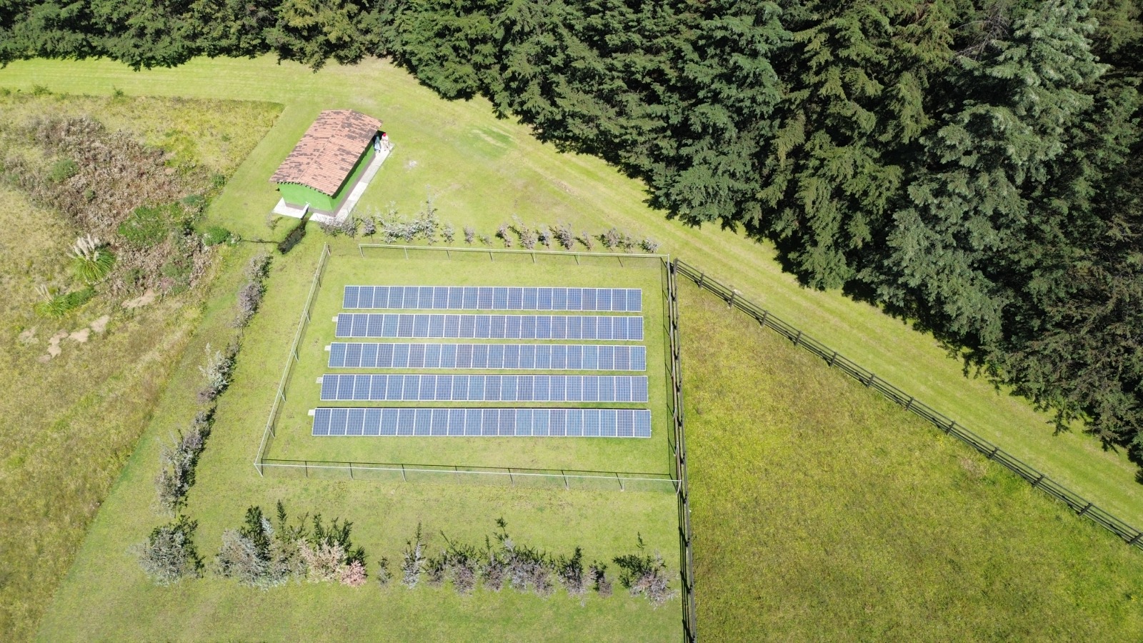 Vista aérea de instalación solar